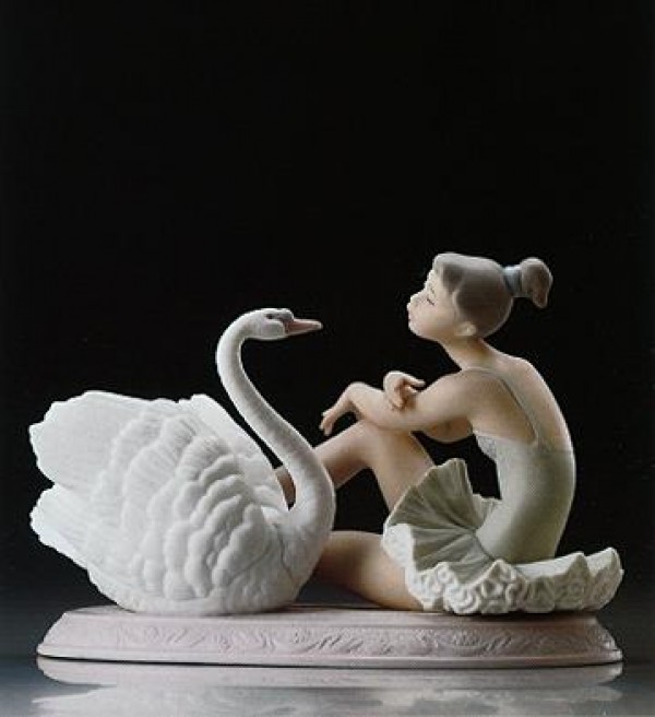 "Grace and Beauty" Glazed Porcelain Figurine by Llardro