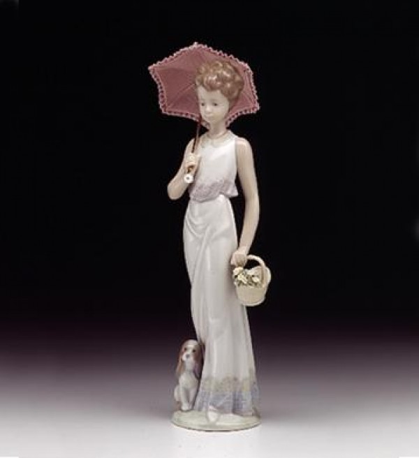 "Garden Classic" Glazed Porcelain Figurine by Llardro